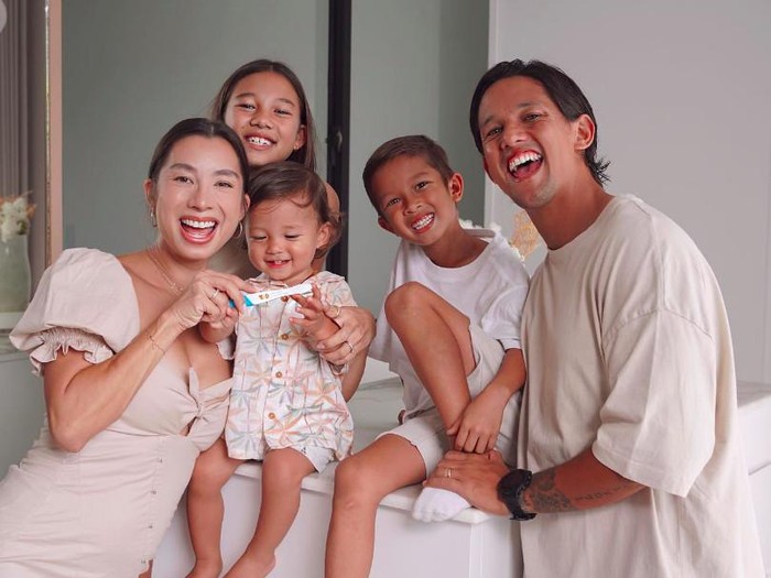 Irfan Bachdim dan Jennifer Bachdim menantikan anak keempat.