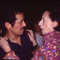 Usai merampungkan studi desain grafis di sebuah universitas seni Tokyo, ia mulai menseriusi dunia fashion dengan bekerja untuk desainer kondang seperti Guy Laroche dan Hubert de Givenchy di Paris. Sempat hijrah ke New York City, AS, Issey Miyake kembali ke Tokyo pada 1970 dan mendirikan Miyake Design Studio. Foto di atas memperlihatkan pertemuan Issey Miyake dengan editor fashion legendaris Diana Vreeland di Studio 54, New York City, pada 1970-an. (Foto: Getty Images/Sonia Moskowitz)