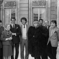 Bersama desainer Jepang lainnya, seperti Rei Kawakubo dan Yohji Yamamoto, Issey Miyake ‘menantang’ para pemain yang sudah mapan dan didominasi dari barat. Aliran avant-garde radikal dengan garis desain yang cenderung minimalis dan kontemporer memberi ‘angin-segar’ tersendiri. Foto tertanggal 21 Maret 1984 di atas memperlihatkan Issey Miyake (ketiga dari kanan) bersama Yves Saint Laurent, Kenzo, dan Emanuel Ungaro. (Foto: AFP via Getty Images/PIERRE GUILLAUD)