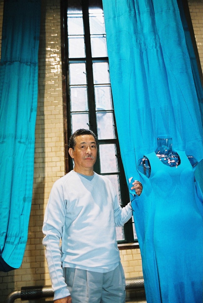 Jauh sebelum busana ramah lingkungan ramai diperdebatkan beberapa tahun terakhir, Issey Miyake sudah memikirkan solusinya dengan memperkenalkan busana berkonsep A-POC pada 1997. Dikutip dari buku Fashion The Whole Story (Thames & Hudson, 2013), A-POC merupakan kependekan dari ‘A Piece of Cloth’. Konsepnya, sepotong kain yang bisa berfungsi sebagai bermacam pakaian. Minim bahan yang digunting sehingga tidak menghasilkan limbah. (Foto: Sauer/ullstein bild via Getty Images/ullstein bild)