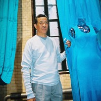 Jauh sebelum busana ramah lingkungan ramai diperdebatkan beberapa tahun terakhir, Issey Miyake sudah memikirkan solusinya dengan memperkenalkan busana berkonsep A-POC pada 1997. Dikutip dari buku Fashion The Whole Story (Thames & Hudson, 2013), A-POC merupakan kependekan dari ‘A Piece of Cloth’. Konsepnya, sepotong kain yang bisa berfungsi sebagai bermacam pakaian. Minim bahan yang digunting sehingga tidak menghasilkan limbah. (Foto: Sauer/ullstein bild via Getty Images/ullstein bild)