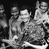 Di luar karyanya yang mendunia, Issey Miyake menutup rapat kehidupan pribadinya. Bahkan kabar kematiannya baru diumumkan Miyake Design Studio pada Selasa (9/8/2022), atau empat hari setelah ia mengembuskan napas terakhir dalam usia 84 tahun di Tokyo karena kanker hati. Pemakamannya digelar secara tertutup menuruti wasiatnya. Sayonara Issey Miyake. (Foto: Gamma-Rapho via Getty Images/Daniel SIMON)