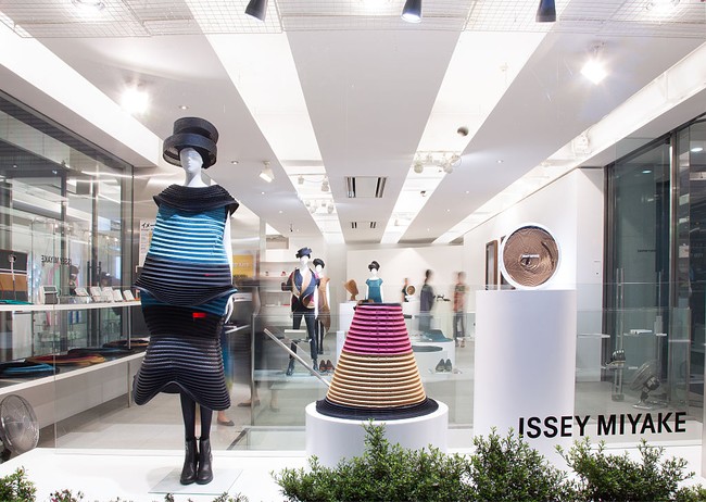 Setelah berhasil mendirikan lini busana dan mengekspansi bisnisnya ke parfum yang mencetak kesuksesan tersendiri, Issey Miyake memilih pensiun pada 1997. Ia ingin mendedikasikan diri sebagai periset untuk membawa industri fashion ke masa depan yang lebih baik. (Foto: Getty Images/Ken Ishii)
