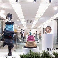 Setelah berhasil mendirikan lini busana dan mengekspansi bisnisnya ke parfum yang mencetak kesuksesan tersendiri, Issey Miyake memilih pensiun pada 1997. Ia ingin mendedikasikan diri sebagai periset untuk membawa industri fashion ke masa depan yang lebih baik. (Foto: Getty Images/Ken Ishii)