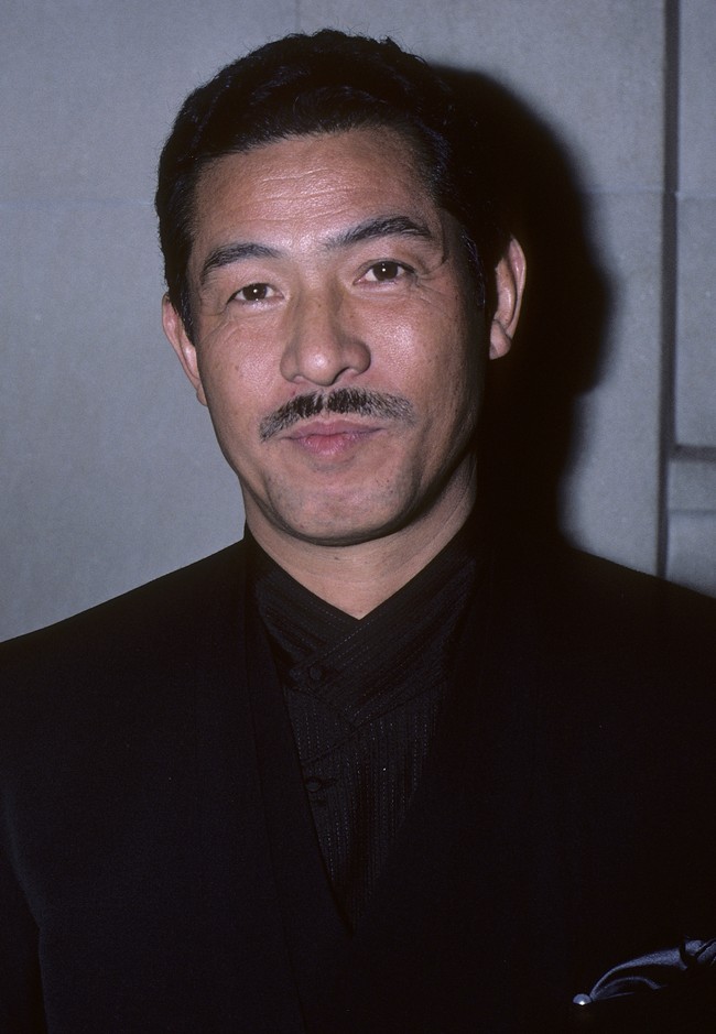 Ia tak pernah mengungkap pengalaman tersebut kepada publik sampai akhirnya menulis di sebuah kolom opini New York Times pada 2009. Saya selalu ingin menjadi pribadi yang tidak dibayangi oleh masa lalu. Saya tidak mau dikenal sebagai desainer yang selamat dari bom atom. Itu kenapa saya selalu menghindar dari semua pertanyaan tentang Hirosima. Saya merasa tidak nyaman, tulis Issey Miyake. (Foto: Ron Galella Collection via Getty/Ron Galella)