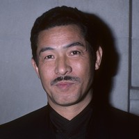 Ia tak pernah mengungkap pengalaman tersebut kepada publik sampai akhirnya menulis di sebuah kolom opini New York Times pada 2009. Saya selalu ingin menjadi pribadi yang tidak dibayangi oleh masa lalu. Saya tidak mau dikenal sebagai desainer yang selamat dari bom atom. Itu kenapa saya selalu menghindar dari semua pertanyaan tentang Hirosima. Saya merasa tidak nyaman, tulis Issey Miyake. (Foto: Ron Galella Collection via Getty/Ron Galella)