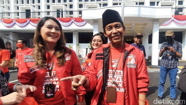 Isyana Bagoes Oka (kiri) dan Raja Juli Antoni (kanan)