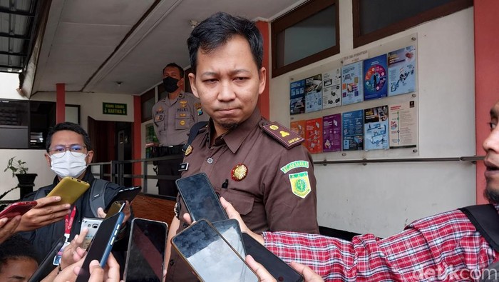 Jaksa Penuntut Umum (JPU) Yogi Sudharsono saat diwawancarai awak media.