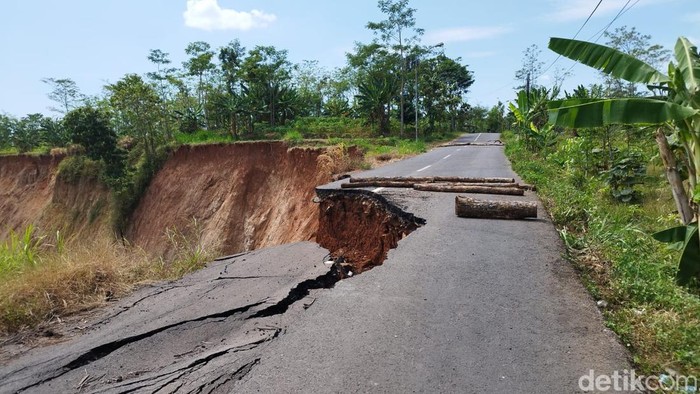 Jalan alternatif Ungaran-Mranggen di Dusun Bandungan, Desa Kalongan, Kecamatan Ungaran Timur, Kabupaten Semarang, longsor sejak Februari 2022 hingga kini belum diperbaiki. Foto diambil Rabu (10/8/2022).