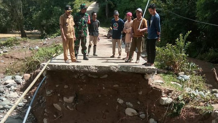 Jembatan putus di Desa Siteba, Walenrang Utara, Luwu.