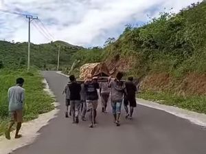 Jenazah di Mamuju Ditandu 13 Km usai Puskesmas Tolak Antar Pakai Ambulans