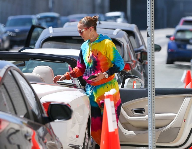 Memakai baju tie dye atau jumputan atas-bawah, bukan tidak mungkin  Jennifer Lopez bakal memopulerkan kembali motif yang diciptakan sejak abad ke-6 ini. Foto: Getty Images