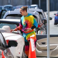 Memakai baju tie dye atau jumputan atas-bawah, bukan tidak mungkin  Jennifer Lopez bakal memopulerkan kembali motif yang diciptakan sejak abad ke-6 ini. Foto: Getty Images