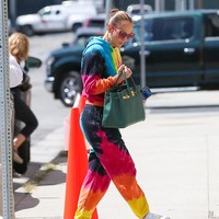 Jennfier Lopez tampak tak memakai makeup. Rambut panjangnya pun hanya digelung sederhana. Foto: Getty Images