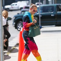 Istri Ben Affleck ini tampak keluar dari sebuah studio tari, memakai sweater dan jogger motif jumputan warna-warni pelangi. Foto: Getty Images