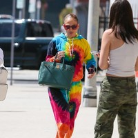 Penampilannya semakin mencuri atensi dengan sepasang kacamata berbingkai merah terang. Foto: Getty Images