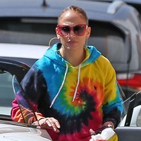 Jennifer Lopez tampil dengan gaya sporty mengenakan setelan sweater dan jogger saat berada di jalanan Los Angeles, AS, Senin (8/8/2022). Foto: Getty Images