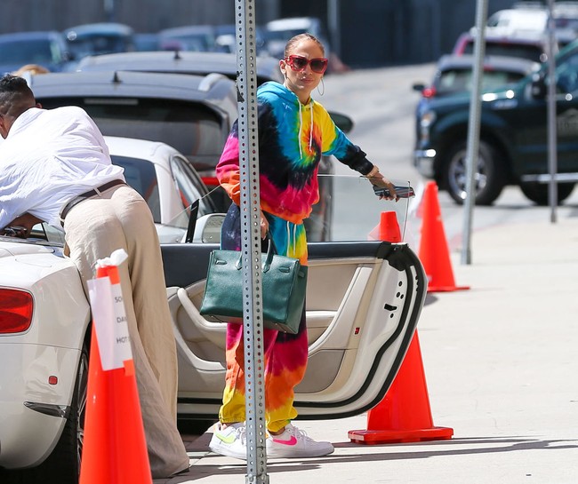 Berani pakai gaya serba mentereng seperi Jennifer Lopez ini? Foto: Getty Images