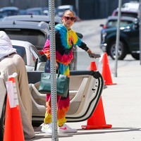 Berani pakai gaya serba mentereng seperi Jennifer Lopez ini? Foto: Getty Images