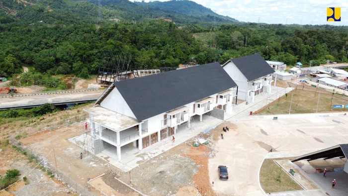 Jokowi Bangun Gedung Megah di Perbatasan Malaysia Kementerian Pekerjaan Umum dan Perumahan Rakyat (PUPR) terus mendukung percepatan pembangunan infrastruktur di kawasan perbatasan untuk mendorong pemerataan ekonomi dan peningkatan kesejahteraan masyarakat. Salah satunya dengan pengembangan sarana dan prasarana penunjang Pos Lintas Batas Negara (PLBN) Terpadu Jagoi Babang di Kabupaten Bengkayang, Kalimantan Barat.