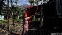 Aktivitas warga di kaki Gunung Guntur Garut.
