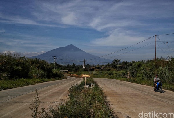 “Nggak ada. Nggak ada kaitan suling sama DI/TII. Apa jadi tempat bersembunyi mereka? Tidak ada kaitannya itu sama pemberontakan. Tidak ada di gunung lain, cuma di Gunung Guntur saja nggak boleh main seruling. Katanya masih ada belang-belang, maung. Tapi itu bukan maung galak, karuhun,” kata Ade. “Nggak ada. Nggak ada kaitan suling sama DI/TII. Apa jadi tempat bersembunyi mereka? Tidak ada kaitannya itu sama pemberontakan. Tidak ada di gunung lain, cuma di Gunung Guntur saja nggak boleh main seruling. Katanya masih ada belang-belang, maung. Tapi itu bukan maung galak, karuhun,” kata Ade.