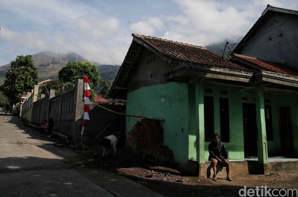 Ditanya soal mitos tidak boleh membunyikan seruling berkaitan dengan SM Kartosoewirjo, salah satu kuncen Gunung Guntur, yakni Ade Leji menampiknya. Kata dia hal itu berkaitan dengan hal-hal mistis. Ditanya soal mitos tidak boleh membunyikan seruling berkaitan dengan SM Kartosoewirjo, salah satu kuncen Gunung Guntur, yakni Ade Leji menampiknya. Kata dia hal itu berkaitan dengan hal-hal mistis.