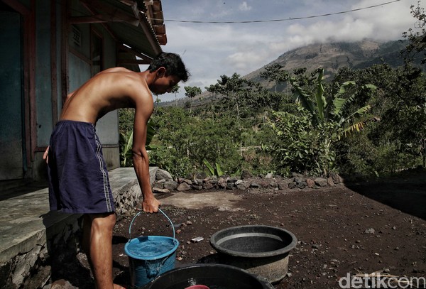 “Memang mitos itu ada, main suling dan diculik makhluk halus, tapi kalau kita merunut ke belakang itu ada peristiwa sejarah di situ ketika ramai berkecamuknya DI/TII,“ kata Warjita. “Memang mitos itu ada, main suling dan diculik makhluk halus, tapi kalau kita merunut ke belakang itu ada peristiwa sejarah di situ ketika ramai berkecamuknya DI/TII,“ kata Warjita.