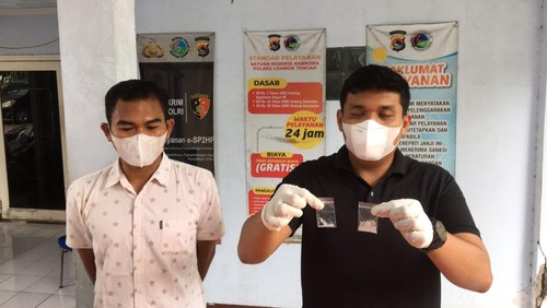 Kasat Narkoba Polres Lombok Tengah Iptu Hizkia Hiagian menunjukkan barang bukti sabu yang disita polisi, Rabu (10/8/2022).
