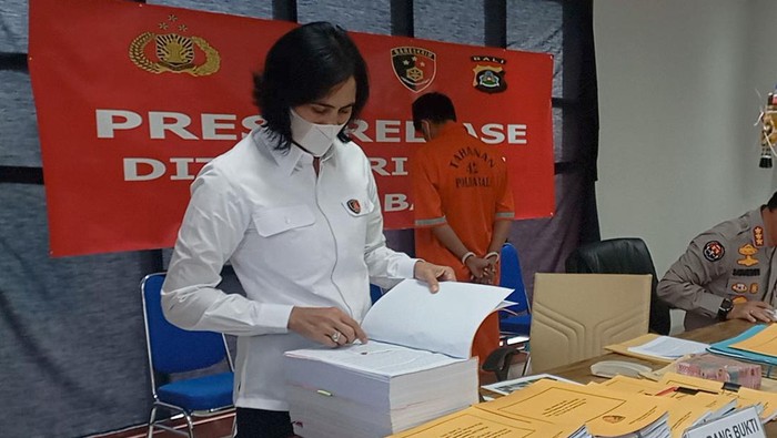 Kasubdit III Tipikor Ditreskrimsus Polda Bali AKBP I Gusti Ayu Putu Suinaci memeriksa barang bukti berkas tindak pidana korupsi LPD Desa Adat Ungasan.