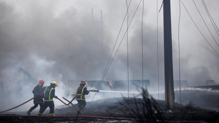 Kebakaran Hebat di Depot Minyak Kuba Akhirnya Padam A firefighter works on the zone where fuel storage tanks exploded near Cuba's supertanker port in Matanzas, Cuba, August 9, 2022. REUTERS/Alexandre Meneghini TPX IMAGES OF THE DAY