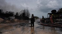 Hari ini, Rabu (10/8), petugas pemadam kebakaran untuk pertama kalinya memasuki area tersebut dan menyemprotkan busa dan air pada sisa-sisa yang masih membara.