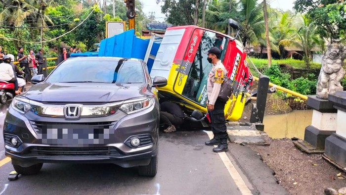 Kondisi mobil HRV dan truk Isuzu yang mengalami tabrakan beruntun di jalur Denpasar-Gilimanuk, Banjar Bonian, Desa Antap, Kecamatan Selemadeg, pada Rabu (10/8/2022).