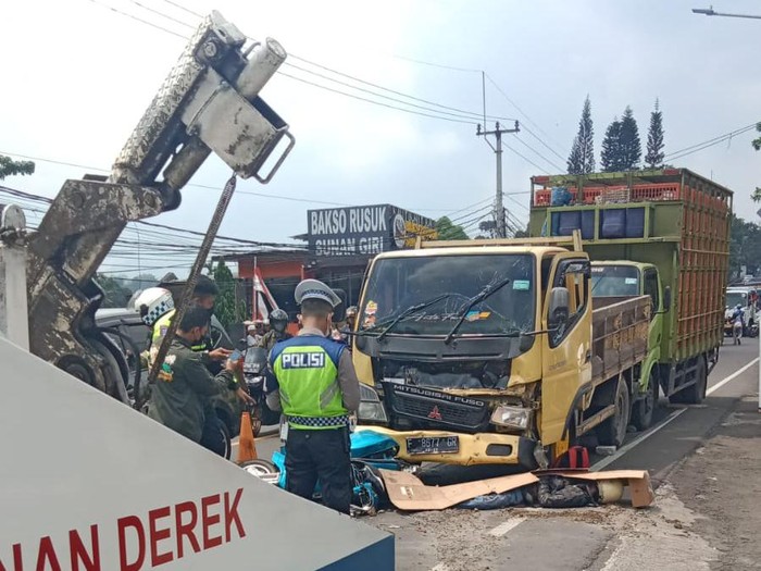 Kecelakaan beruntun melibatkan 4 kendaraan terjadi di Jalan Raya Puncak, Bogor, Jawa Barat (Jabar). Satu pengendara tewas dalam kejadian itu. (dok Istimewa)