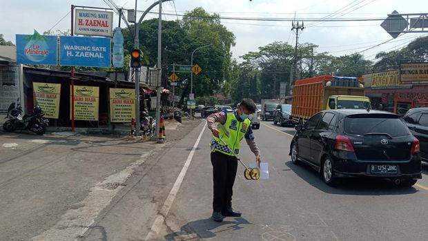 Kecelakaan beruntun melibatkan 4 kendaraan terjadi di Jalan Raya Puncak, Bogor, Jawa Barat (Jabar). Satu pengendara tewas dalam kejadian itu. (dok Istimewa)