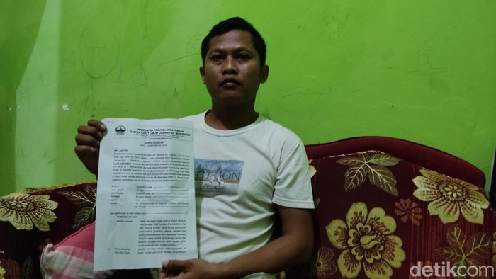 Keluarga menunjukkan hasil pemeriksaan visum jenazah AS, pemuda Wonogiri yang ditemukan tewas di Nguter, Sukoharjo.
