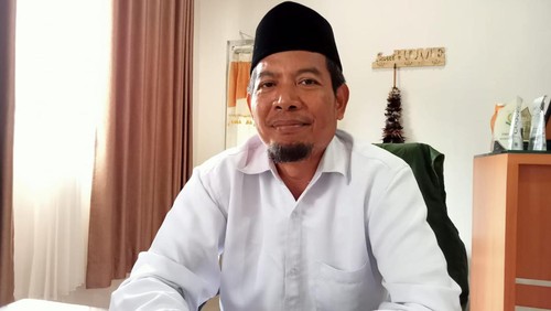 Kepala Sekolah SMAN 1 Praya Lombok Tengah, Kadian.