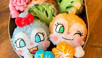Nasi untuk bento tak melulu warna putih lho! Bisa juga dibuat warna biru dan kuning muda yang menggemaskan seperti ini. Tambahan brokoli sebagai sayurnya dibuat seperti sushi.