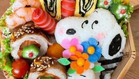 Salah satunya diperkenalkan Riyu Yuda. Ibu 1 anak ini terkenal dengan kreasi bento berhias karakter anime dan kartun yang menggemaskan.
