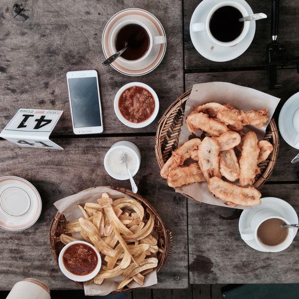 Keunikan pisang goreng khas Manado yang dicocol sambal.