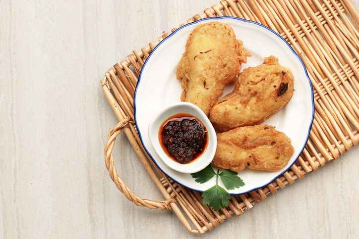 Keunikan pisang goreng khas Manado yang dicocol sambal.