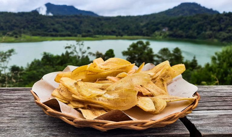 Keunikan pisang goreng khas Manado yang dicocol sambal.