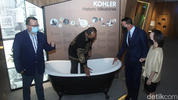 President & CEO Kohler Co.David Kohler, Plt Dirjen Industri Kimia, Farmasi, Tekstil (IKFT), Kementerian Perindustrian Ignatius Warsito, Pj. Bupati Bekasi Dani Ramdan, President, Kitchen & Bath Asia Pacific Kohler Co. Angel Yang dan Group President  Kitchen & Bath Kohler Co.Larry Yuen melakukan peresmian Kohler Manufacturing Indonesia di Kabupaten Bekasi, Jawa Barat, Rabu (10/8).
