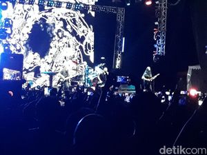 Lagu The Alien Buka Konser Dream Theater di Stadion Manahan Solo