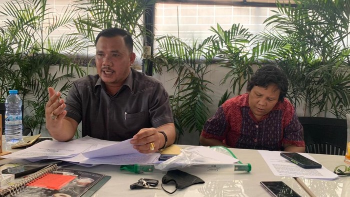 Korban penggelapan surat tanah, Santi (kanan) dan kuasa hukumnya Bornok Simanjuntak saat memberikan keterangan. (Foto: Istimewa)