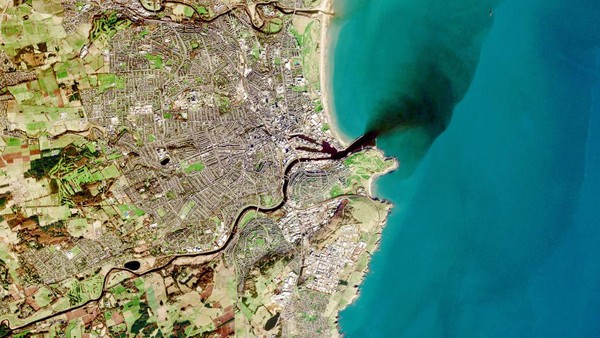 Ini merupakan foto satelit dari Sungai Dee yang bersebelahan dengan Kota Aberdeen di Skotlandia. Foto satelit ini diambil pada 17 Februari 2017 lalu.