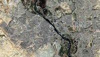 Lalu, ada lanskap Kota Mosul, Irak. Terlihat kota ini dibelah oleh Sungai Tigiris. Foto ini diambil pada 12 Januari 2017.