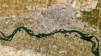 Pada 7 Februari 2017, citra satelit menggambarkan Kota Raqqa di Siria yang dialiri oleh Sungai Efrat.