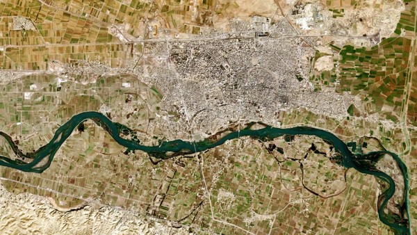 Pada 7 Februari 2017, citra satelit menggambarkan Kota Raqqa di Siria yang dialiri oleh Sungai Efrat. Pada 7 Februari 2017, citra satelit menggambarkan Kota Raqqa di Siria yang dialiri oleh Sungai Efrat.