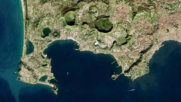 Lanjut, ada penampakan Kota Napoli, Italia, tepatnya di Teluk Pozzuoli. Jepretan satelit ini diambil pada 9 Desember 2017.